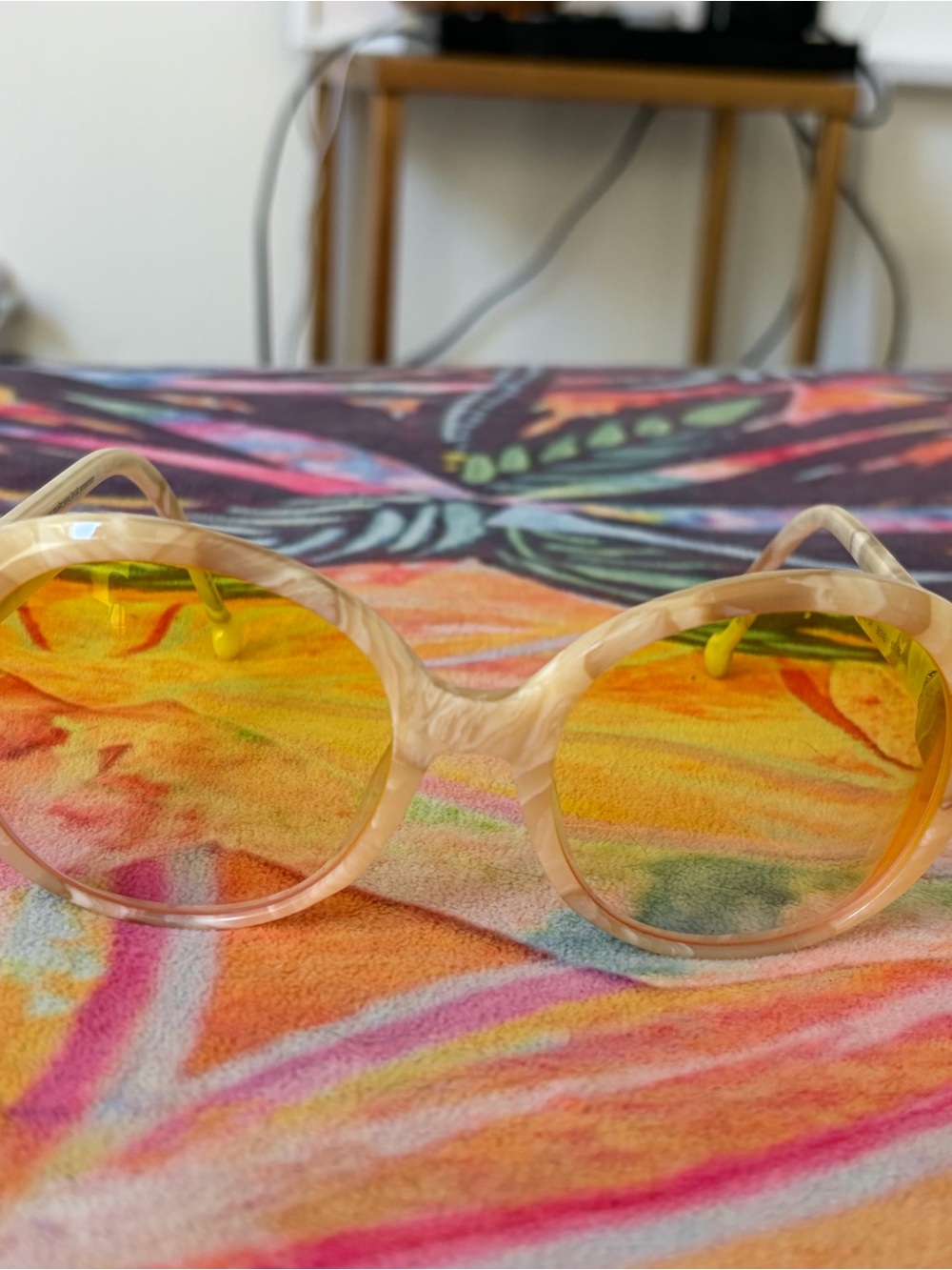 Round Marbled Beige Sunglasses with Yellow Lenses